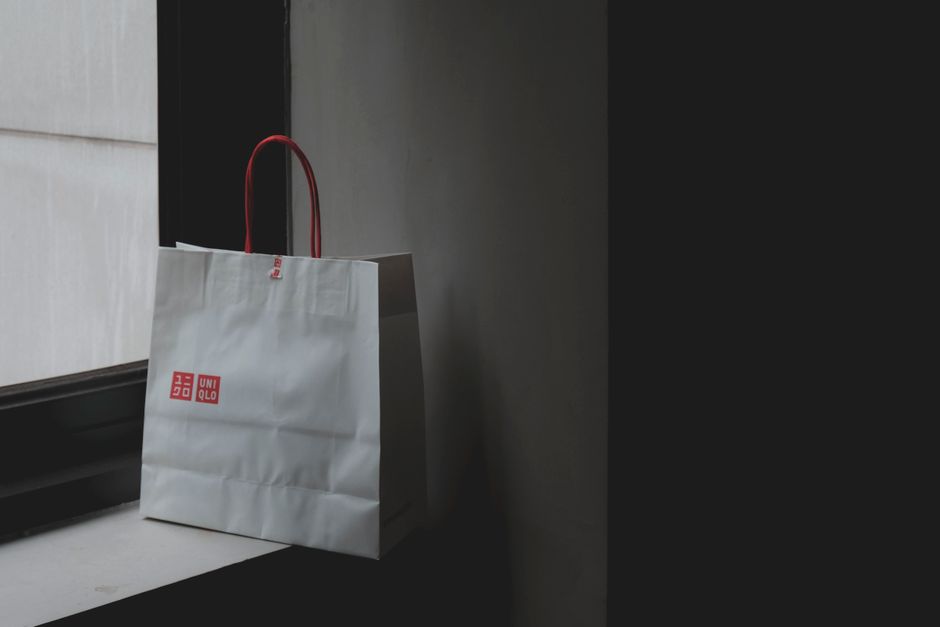 Túi giấy cao cấp với logo thương hiệu được ép kim nổi bật